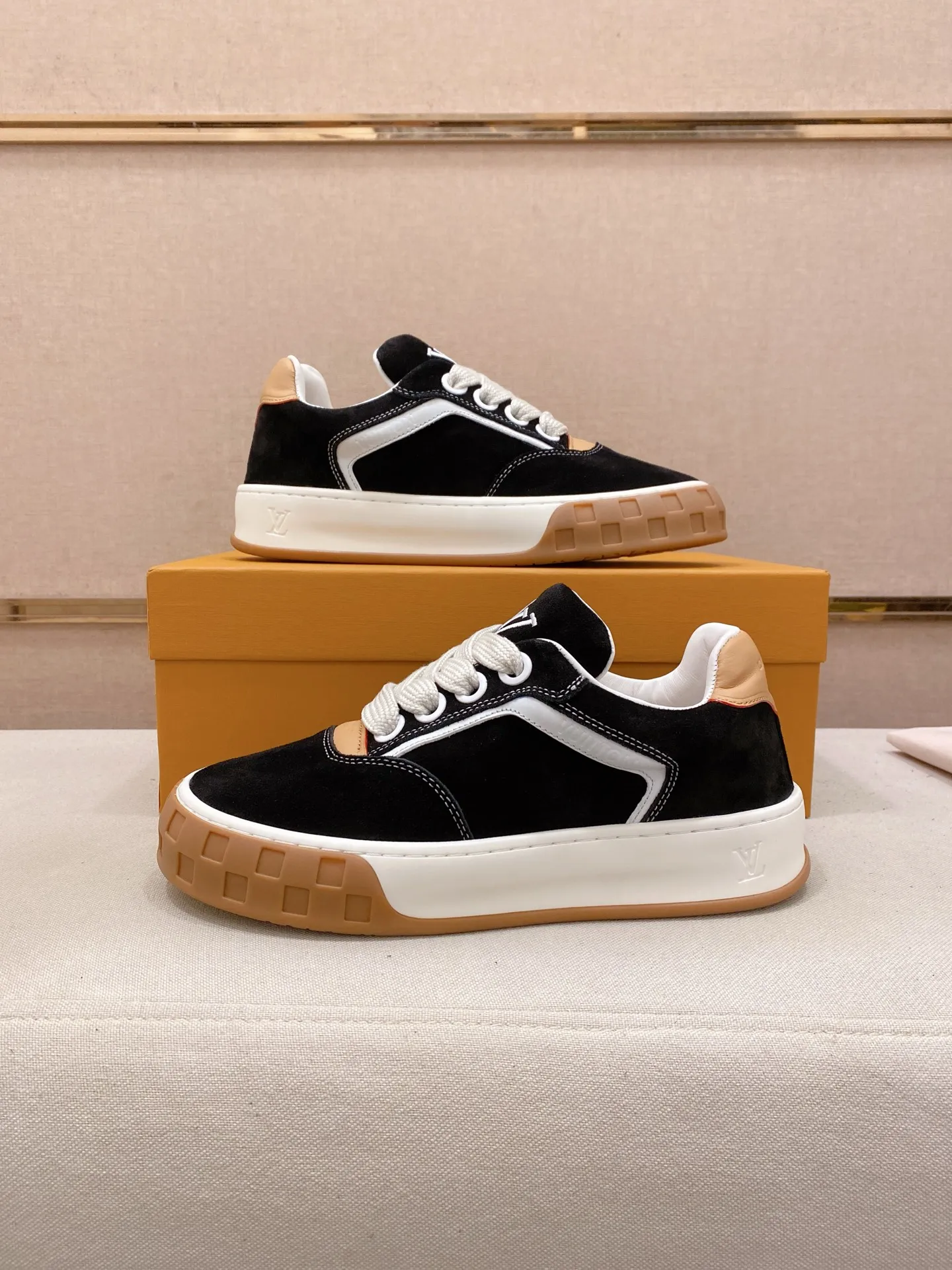 Factory price: 480💰 LV 🫏The colorful interpretation of BUTTERSOFT sneakers combines sheepskin, The colorful interpretation of LV BUTTERSOFT sneakers combines sheepskin and calfskin for a super soft feel. Designed by Pharrell Williams, this '60s-inspired shoe features a padded upper that's been crafted by Louis Vuitton craftsmen to further enhance the comfort of the leather. In addition to the LV initials, it features multiple signatures, including natural leather trim and an embossed pattern of Pharrell Williams and lobster on the side, referencing the Fall/Winter 2025 men’s show. A must-have artifact for fashionistas✅ Code number 38-44